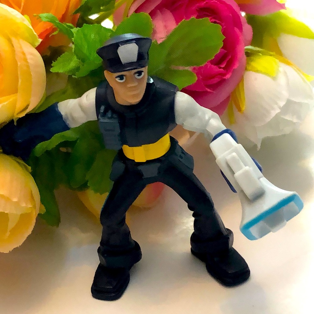 Adventure hero’s 2009 Hasbro Playskool Police 3" Action Figure with Bullhorn